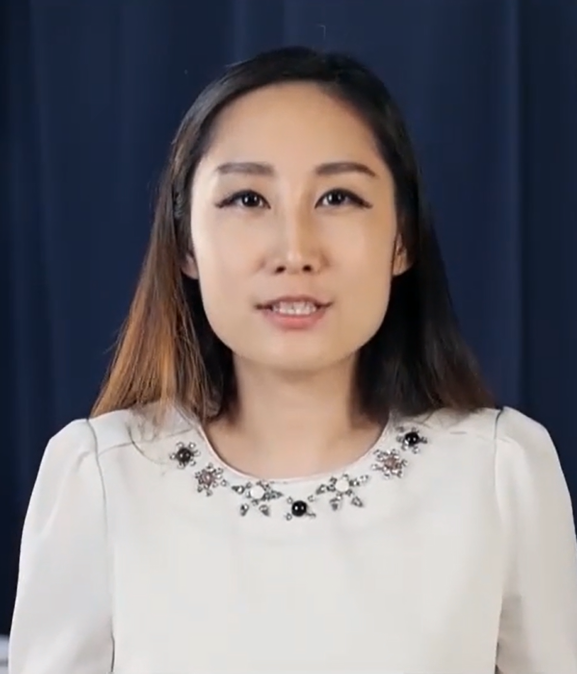 刘婧，出生于1987.4月、北京人、2009年毕业于湖南理工学院英语专业、工作是北京教培机构的英语老师、脸盘子大整容过、有过性传染病历史、没事就去整容美容给身子里打各类补剂。对外虚构自己从小跟英国长大、90后、给大老板做业务助理、没同居过，其实用的化妆品、戴的手表、穿的衣服、吃的东西、开的汽车等等都是通过欺骗手段从其他男人那里骗来的。长时间混迹各类线上线下交友平台，通过欺骗谋生，谎言张口就来，撒谎成性，没有底线，底色极度卑劣。其父母与其一起骗，一家子骗子，一家子一身子慢性病。更多信息会慢慢揭露，谁接触谁倒霉的一个人类败类，撒谎整容性病女，垃圾到极致的人。